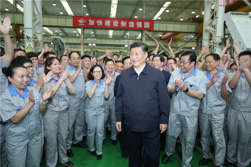 9月17日下午，中共中央總書記、國家主席、中央軍委主席習(xí)近平來到鄭州煤礦機械集團股份有限公司考察調(diào)研。新華社記者 鞠鵬 攝