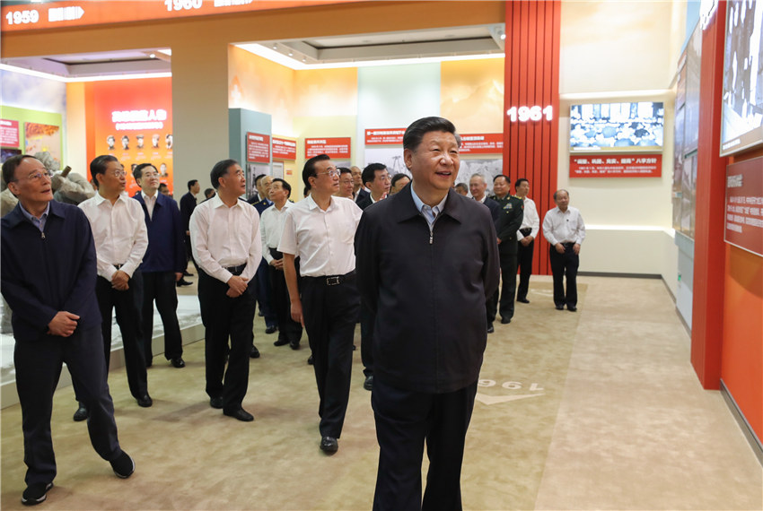 9月23日，黨和國(guó)家領(lǐng)導(dǎo)人習(xí)近平、李克強(qiáng)、汪洋、王滬寧、趙樂(lè)際、韓正、王岐山等在北京展覽館參觀“偉大歷程 輝煌成就——慶祝中華人民共和國(guó)成立70周年大型成就展”。 新華社記者 鞠鵬 攝