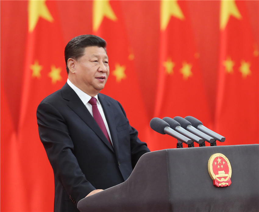 9月29日，中華人民共和國國家勛章和國家榮譽稱號頒授儀式在北京人民大會堂金色大廳隆重舉行。中共中央總書記、國家主席、中央軍委主席習(xí)近平向國家勛章和國家榮譽稱號獲得者頒授勛章獎?wù)聛K發(fā)表重要講話。 新華社記者 鞠鵬 攝