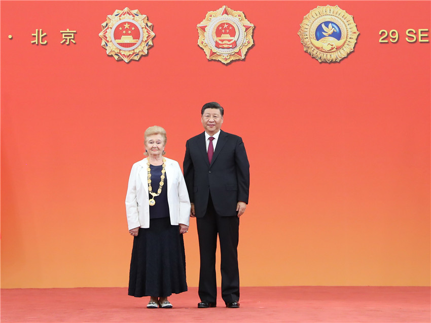 9月29日，中華人民共和國(guó)國(guó)家勛章和國(guó)家榮譽(yù)稱(chēng)號(hào)頒授儀式在北京人民大會(huì)堂金色大廳隆重舉行。中共中央總書(shū)記、國(guó)家主席、中央軍委主席習(xí)近平向“友誼勛章”獲得者加林娜·維尼阿米諾夫娜·庫(kù)利科娃頒授勛章。 新華社記者 王曄 攝