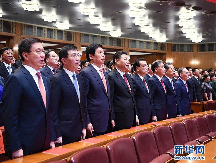 9月29日，慶祝中華人民共和國(guó)成立70周年大型文藝晚會(huì)《奮斗吧 中華兒女》在北京人民大會(huì)堂舉行。習(xí)近平、李克強(qiáng)、栗戰(zhàn)書、汪洋、王滬寧、趙樂(lè)際、韓正、王岐山等黨和國(guó)家領(lǐng)導(dǎo)人同4000多名觀眾一起觀看演出。 新華社記者 謝環(huán)馳 攝