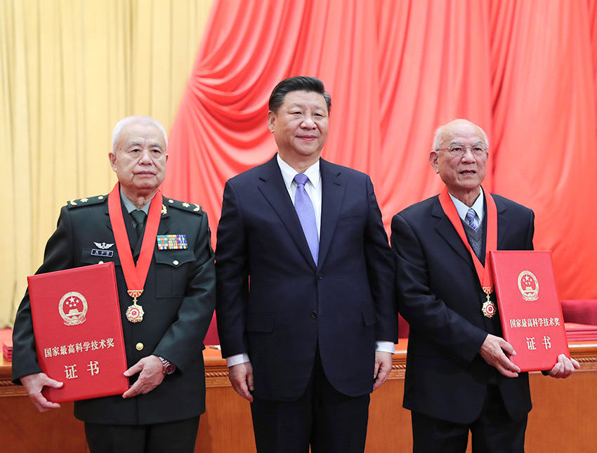 1月8日，2018年度國家科學(xué)技術(shù)獎勵大會在北京人民大會堂隆重舉行。中共中央總書記、國家主席、中央軍委主席習(xí)近平向獲得2018年度國家最高科學(xué)技術(shù)獎的哈爾濱工業(yè)大學(xué)劉永坦院士（右）和中國人民解放軍陸軍工程大學(xué)錢七虎院士（左）頒獎。 新華社記者 謝環(huán)馳 攝