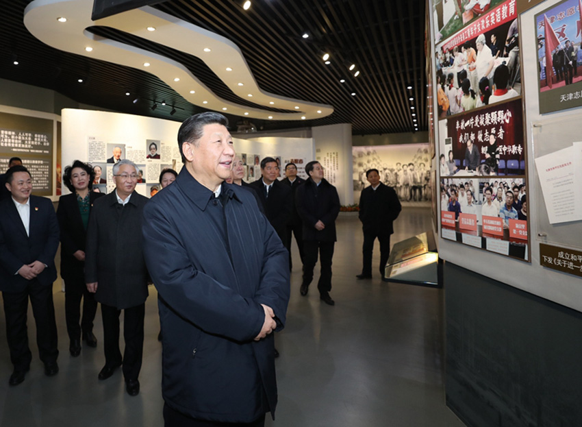 1月17日，中共中央總書記、國家主席、中央軍委主席習(xí)近平在天津考察調(diào)研。這是習(xí)近平在天津市和平區(qū)新興街朝陽裡社區(qū)察看社區(qū)志願服務(wù)展館。 新華社記者 鞠鵬 攝