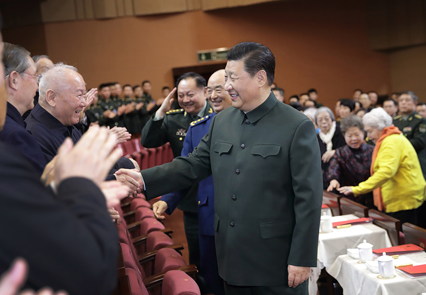 1月22日下午，中央軍委慰問駐京部隊老干部迎新春文藝演出在北京舉行。中共中央總書記、國家主席、中央軍委主席習(xí)近平，向在座的軍隊老同志，向全軍離退休老干部，致以節(jié)日問候和新春祝福。 新華社記者 李剛 攝