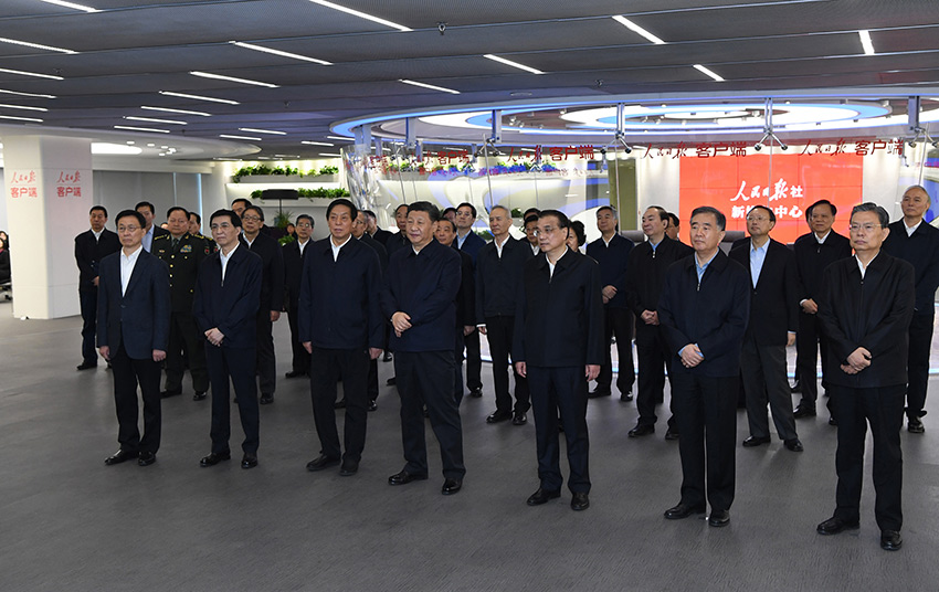 1月25日，中共中央政治局在人民日報社就全媒體時代和媒體融合發(fā)展舉行第十二次集體學(xué)習(xí)。這是習(xí)近平、李克強、栗戰(zhàn)書、汪洋、王滬寧、趙樂際、韓正等在人民日報新媒體中心聽取報社微博、微信公眾號、客戶端建設(shè)情況匯報，並觀看新媒體產(chǎn)品展示。 新華社記者 饒愛民 攝