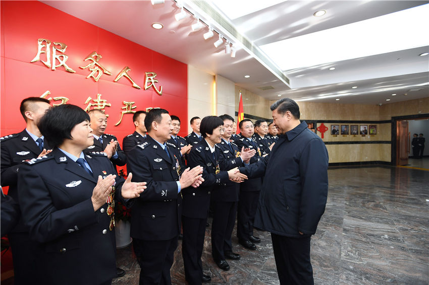2月1日，中共中央總書記、國家主席、中央軍委主席習(xí)近平在北京看望慰問基層干部群眾，考察北京冬奧會、冬殘奧會籌辦工作。這是1日上午，習(xí)近平在北京市公安局，同公安英模和干警代表一一握手，向全國廣大公安干警致以新春祝福。新華社記者 謝環(huán)馳 攝