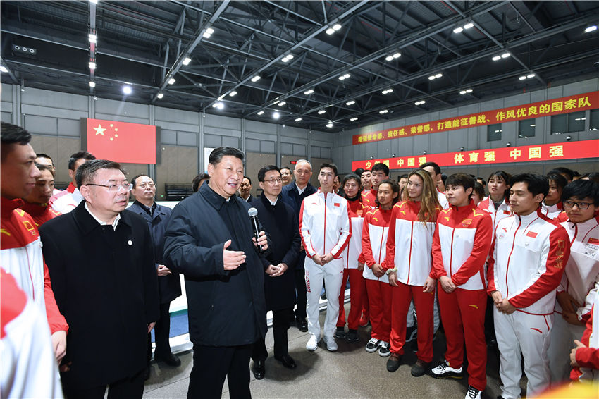 2月1日，中共中央總書記、國家主席、中央軍委主席習近平在北京看望慰問基層干部群眾，考察北京冬奧會、冬殘奧會籌辦工作。這是1日下午，習近平在國家冬季運動訓練中心勉勵正在訓練備戰(zhàn)的運動員、教練員。新華社記者 謝環(huán)馳 攝