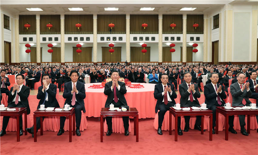 2月3日，中共中央、國(guó)務(wù)院在北京人民大會(huì)堂舉行2019年春節(jié)團(tuán)拜會(huì)。黨和國(guó)家領(lǐng)導(dǎo)人習(xí)近平、李克強(qiáng)、栗戰(zhàn)書、汪洋、王滬寧、趙樂際、韓正、王岐山等同首都各界人士歡聚一堂，共迎新春。新華社記者 黃敬文 攝