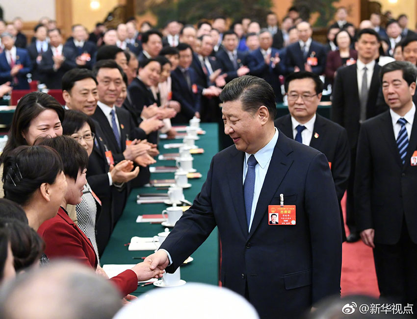 3月8日，中共中央總書記、國家主席、中央軍委主席習近平參加十三屆全國人大二次會議河南代表團的審議。在“三八”國際勞動婦女節(jié)到來之際，習近平代表黨中央，向參加全國兩會的女代表、女委員、女工作人員，向全國各族各界婦女，致以節(jié)日的祝賀和美好的祝福。這是習近平同女代表親切握手。新華社記者 謝環(huán)馳 攝
