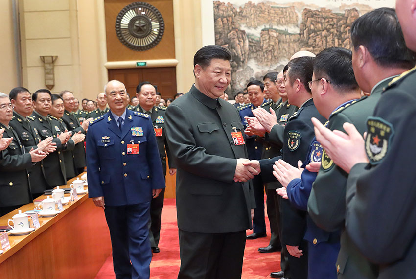 3月12日下午，中共中央總書記、國家主席、中央軍委主席習近平出席十三屆全國人大二次會議解放軍和武警部隊代表團全體會議並發(fā)表重要講話。這是會議開始前，習近平親切接見與會代表。 新華社記者 李剛 攝