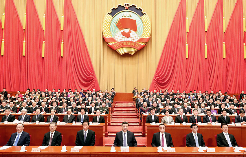 3月13日，中國人民政治協(xié)商會(huì)議第十三屆全國委員會(huì)第二次會(huì)議在北京閉幕。這是習(xí)近平、李克強(qiáng)、栗戰(zhàn)書、王滬寧、趙樂際、韓正、王岐山等在主席臺(tái)就座。 新華社記者 黃敬文 攝