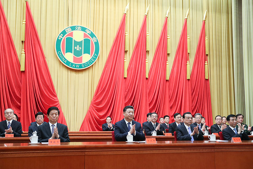 3月19日，中國(guó)法學(xué)會(huì)第八次全國(guó)會(huì)員代表大會(huì)在北京人民大會(huì)堂開幕。習(xí)近平、李克強(qiáng)、栗戰(zhàn)書、王滬寧等黨和國(guó)家領(lǐng)導(dǎo)人到會(huì)祝賀。 新華社記者 鞠鵬 攝