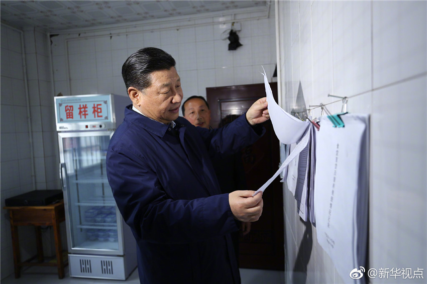 4月15日，中共中央總書記、國家主席、中央軍委主席習(xí)近平在重慶考察調(diào)研。這是習(xí)近平在石柱土家族自治縣中益鄉(xiāng)小學(xué)學(xué)生食堂了解陪餐情況。新華社記者 鞠鵬 攝