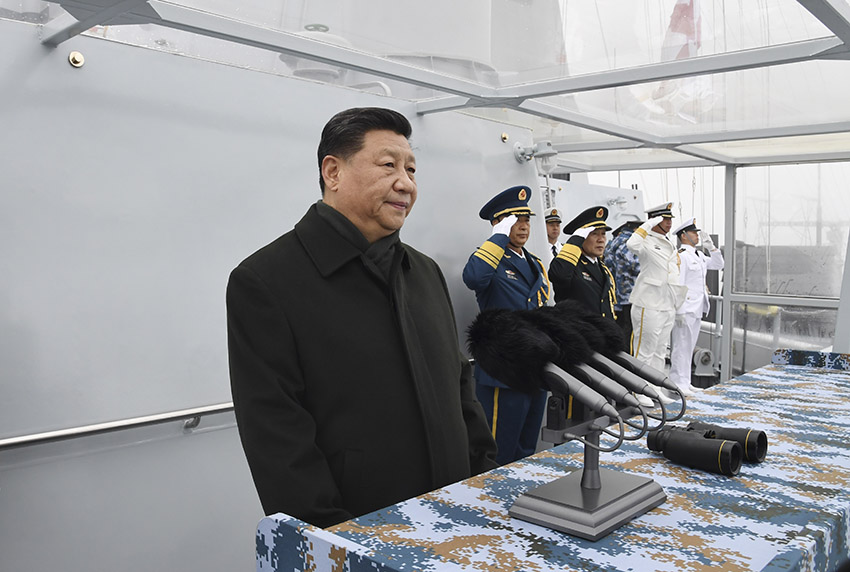4月23日，在中國人民解放軍海軍70華誕之際，中共中央總書記、國家主席、中央軍委主席習(xí)近平出席在青島舉行的慶祝人民海軍成立70周年海上閱兵活動。圖為習(xí)近平檢閱艦艇編隊(duì)。新華社記者 李剛 攝