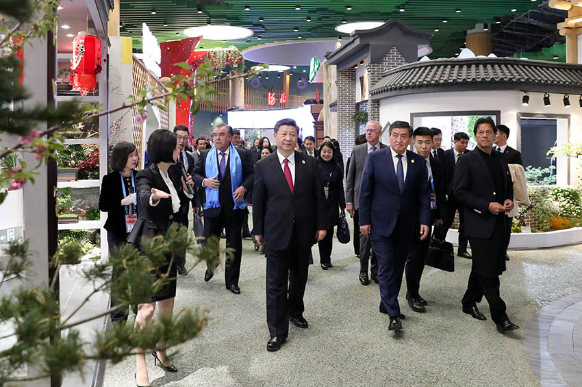 4月28日，國(guó)家主席習(xí)近平和夫人彭麗媛在北京延慶同出席2019年中國(guó)北京世界園藝博覽會(huì)的外方領(lǐng)導(dǎo)人夫婦共同參觀園藝展。 新華社記者 丁海濤 攝