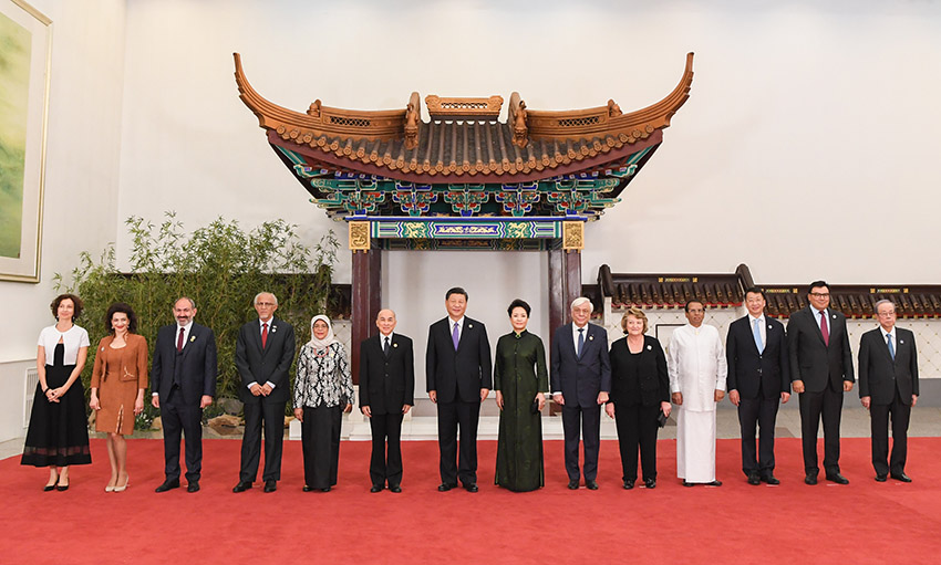 5月14日，國家主席習(xí)近平和夫人彭麗媛在北京人民大會(huì)堂舉行宴會(huì)，歡迎出席亞洲文明對(duì)話大會(huì)的外方領(lǐng)導(dǎo)人夫婦及嘉賓。這是習(xí)近平和彭麗媛同外方領(lǐng)導(dǎo)人夫婦及嘉賓合影。新華社記者 饒愛民 攝