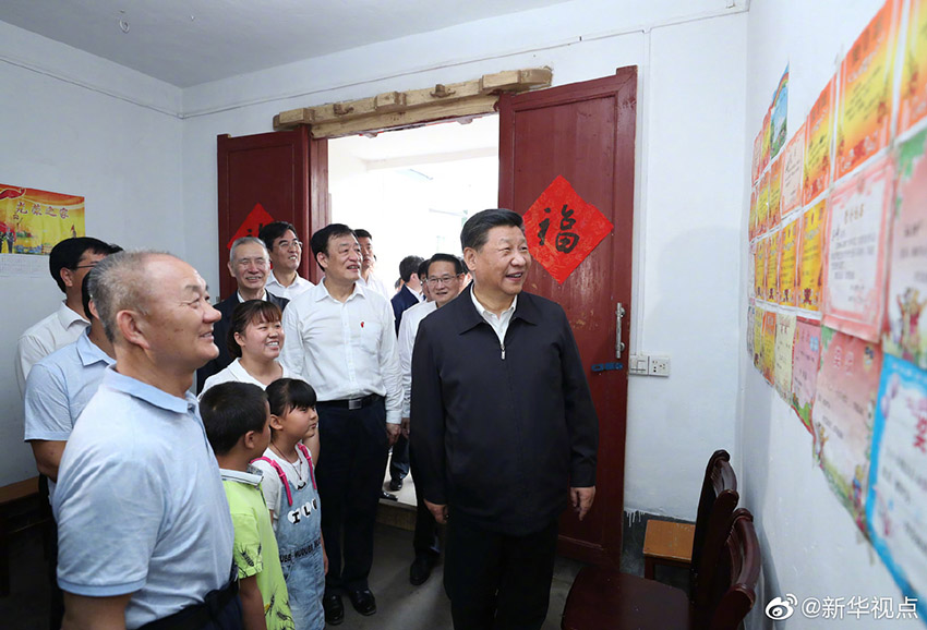 5月20日，中共中央總書記、國家主席、中央軍委主席習(xí)近平來到贛州市於都縣梓山鎮(zhèn)潭頭村看望慰問老區(qū)人民。在紅軍烈士后代、退伍軍人孫觀發(fā)家，習(xí)近平同他一家人親切交談。新華社記者 鞠鵬 攝