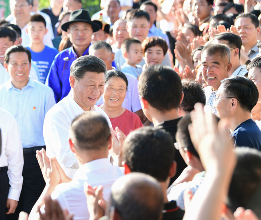 7月15日，中共中央總書記、國(guó)家主席、中央軍委主席習(xí)近平赴內(nèi)蒙古自治區(qū)考察調(diào)研。這是習(xí)近平在赤峰市喀喇沁旗河南街道馬鞍山村同群眾親切握手。 新華社記者 謝環(huán)馳 攝