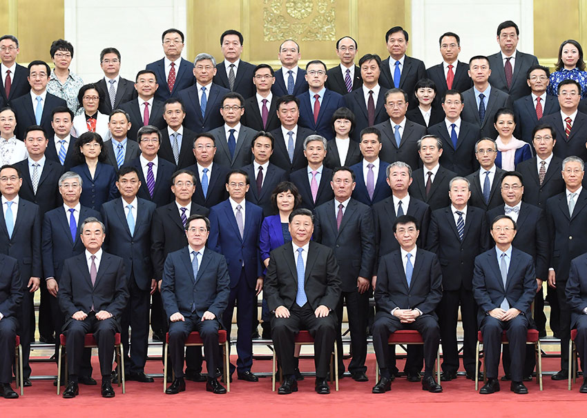7月17日，黨和國家領(lǐng)導人習近平、王滬寧等在北京人民大會堂會見回國參加2019年度駐外使節(jié)工作會議的全體使節(jié)。 新華社記者 張領(lǐng) 攝