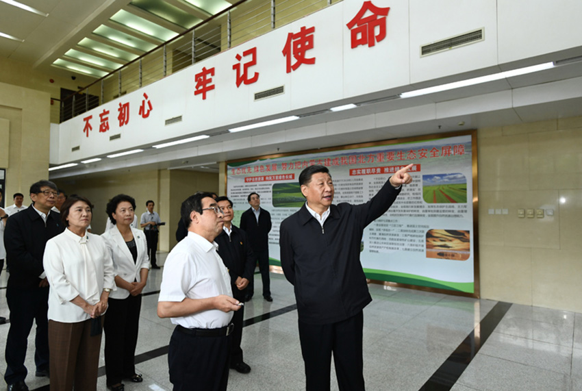 7月16日，中共中央總書記、國家主席、中央軍委主席習(xí)近平在內(nèi)蒙古考察並指導(dǎo)開展“不忘初心、牢記使命”主題教育。這是習(xí)近平在內(nèi)蒙古自治區(qū)自然資源廳調(diào)研指導(dǎo)開展“不忘初心、牢記使命”主題教育。 新華社記者 謝環(huán)馳 攝
