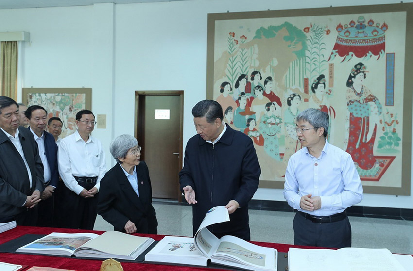 8月19日至22日，中共中央總書記、國(guó)家主席、中央軍委主席習(xí)近平在甘肅考察。這是19日下午，習(xí)近平在敦煌研究院察看珍藏文物和學(xué)術(shù)成果展示，了解文物保護(hù)和研究、弘揚(yáng)優(yōu)秀歷史文化情況。 新華社記者 鞠鵬 攝