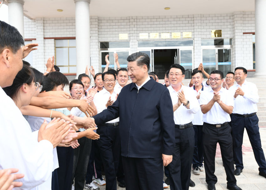 8月20日下午，中共中央總書記、國家主席、中央軍委主席習(xí)近平抵達(dá)甘肅省張掖市山丹縣，前往山丹培黎學(xué)校和山丹馬場考察調(diào)研，了解當(dāng)?shù)芈殬I(yè)教育培訓(xùn)和祁連山生態(tài)環(huán)境修復(fù)保護等情況。 新華社記者 謝環(huán)馳 攝