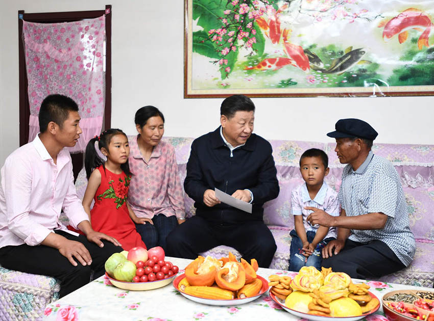 8月19日至22日，中共中央總書記、國(guó)家主席、中央軍委主席習(xí)近平在甘肅考察。這是21日上午，習(xí)近平在武威市古浪縣黃花灘生態(tài)移民區(qū)富民新村村民李應(yīng)川家，同李應(yīng)川一家拉家常。 新華社記者 謝環(huán)馳 攝