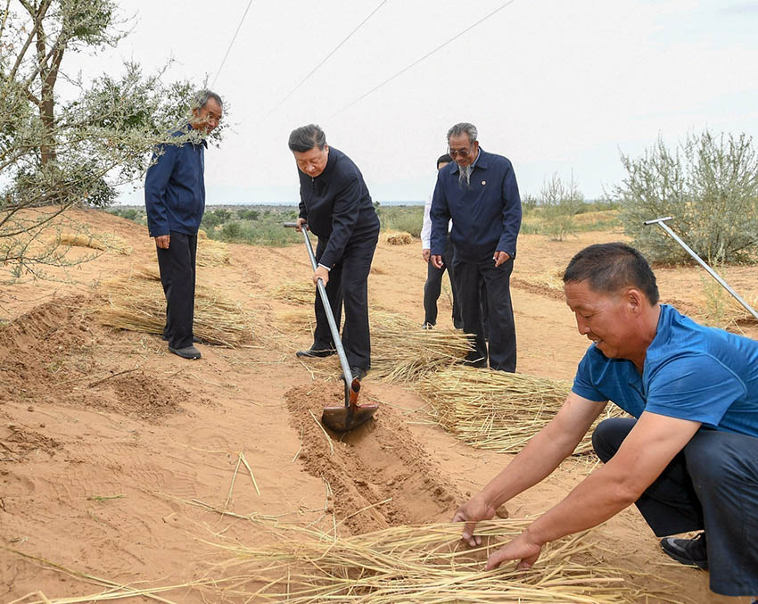 8月21日，中共中央總書記、國家主席、中央軍委主席習(xí)近平繼續(xù)在甘肅考察。這是習(xí)近平來到武威市古浪縣八步沙林場，實(shí)地察看當(dāng)?shù)刂紊吃炝?、生態(tài)保護(hù)等情況。 新華社記者 謝環(huán)馳 攝