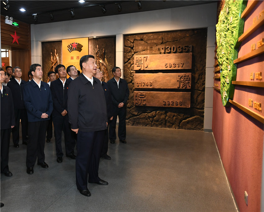 9月16日，中共中央總書記、國(guó)家主席、中央軍委主席習(xí)近平在河南省考察調(diào)研。這是習(xí)近平來(lái)到位於新縣的鄂豫皖蘇區(qū)首府烈士陵園，瞻仰革命烈士紀(jì)念堂。 新華社記者 謝環(huán)馳 攝