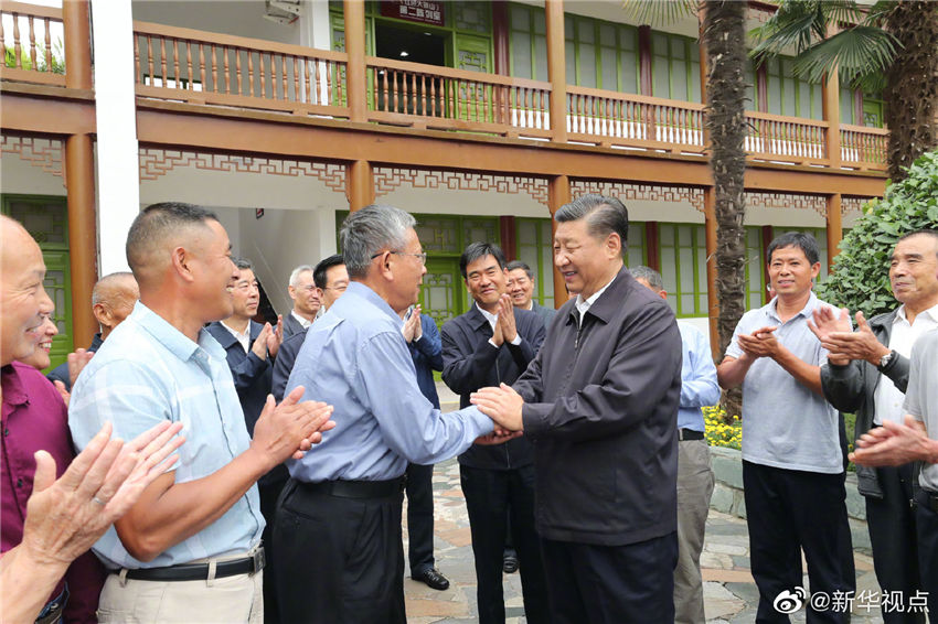 9月16日，中共中央總書記、國(guó)家主席、中央軍委主席習(xí)近平在河南省考察調(diào)研。這是習(xí)近平參觀位於新縣的鄂豫皖蘇區(qū)首府革命博物館，並看望當(dāng)?shù)丶t軍后代、烈士家屬代表。 新華社記者 鞠鵬 攝