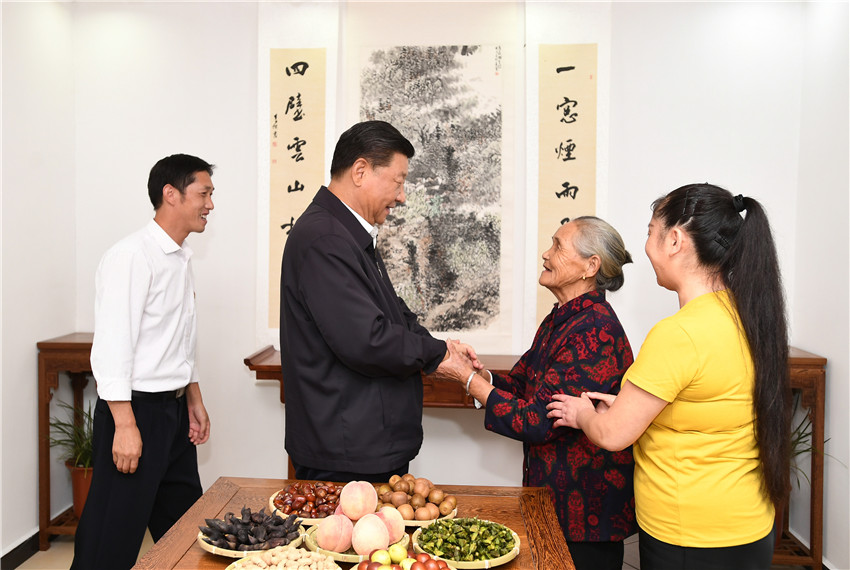 9月16日，中共中央總書記、國家主席、中央軍委主席習近平來到河南省新縣田鋪鄉(xiāng)田鋪大塆，了解這裡依托紅色旅游資源，打造創(chuàng)客小鎮(zhèn)、發(fā)展鄉(xiāng)村旅游業(yè)、推動鄉(xiāng)村振興等情況。 新華社記者 謝環(huán)馳 攝