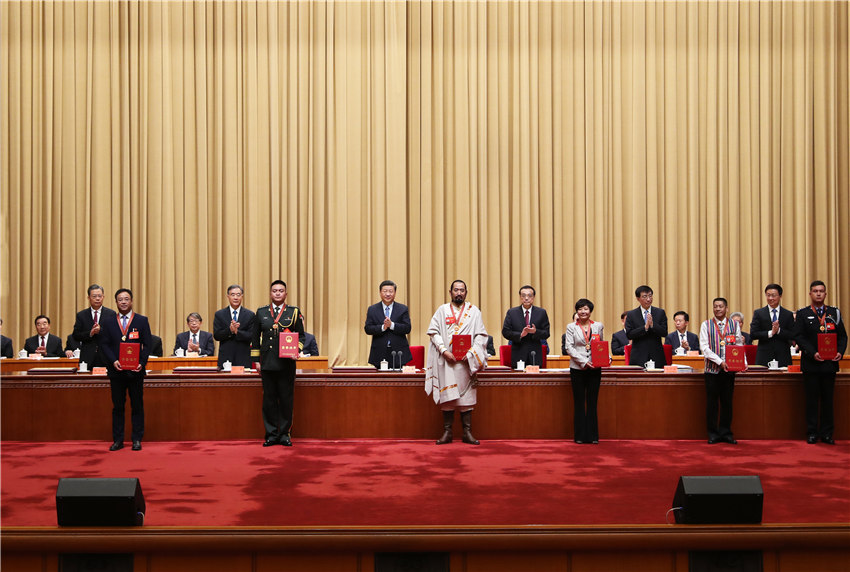 9月27日，全國民族團(tuán)結(jié)進(jìn)步表彰大會在北京舉行。這是習(xí)近平等向受表彰的模范集體和模范個(gè)人代表頒獎(jiǎng)。 新華社記者 丁林 攝
