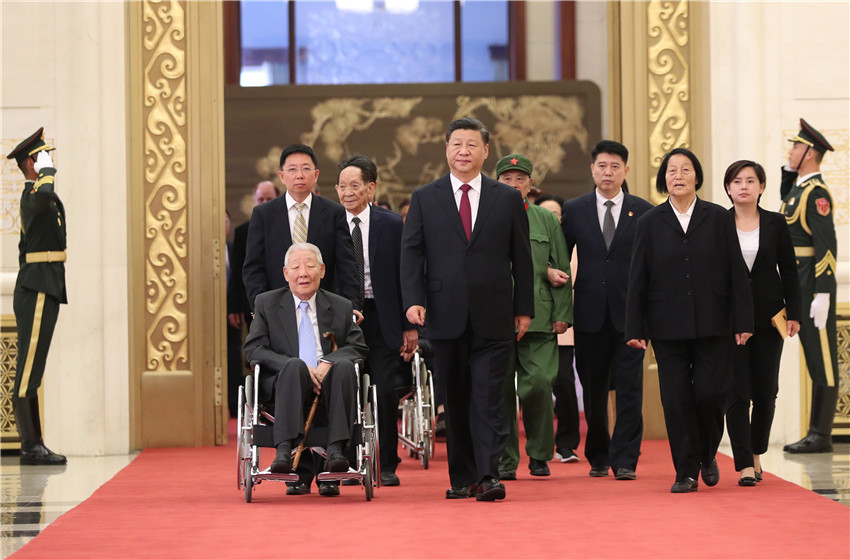9月29日，中華人民共和國國家勛章和國家榮譽(yù)稱號(hào)頒授儀式在北京人民大會(huì)堂金色大廳隆重舉行。中共中央總書記、國家主席、中央軍委主席習(xí)近平同國家勛章和國家榮譽(yù)稱號(hào)獲得者一同步入會(huì)場(chǎng)。 新華社記者 丁海濤 攝