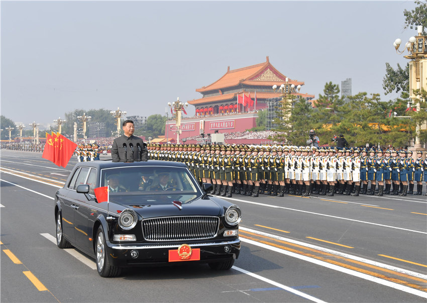10月1日，慶祝中華人民共和國成立70周年大會在北京天安門廣場隆重舉行。這是中共中央總書記、國家主席、中央軍委主席習(xí)近平檢閱受閱部隊。  新華社記者 李濤 攝