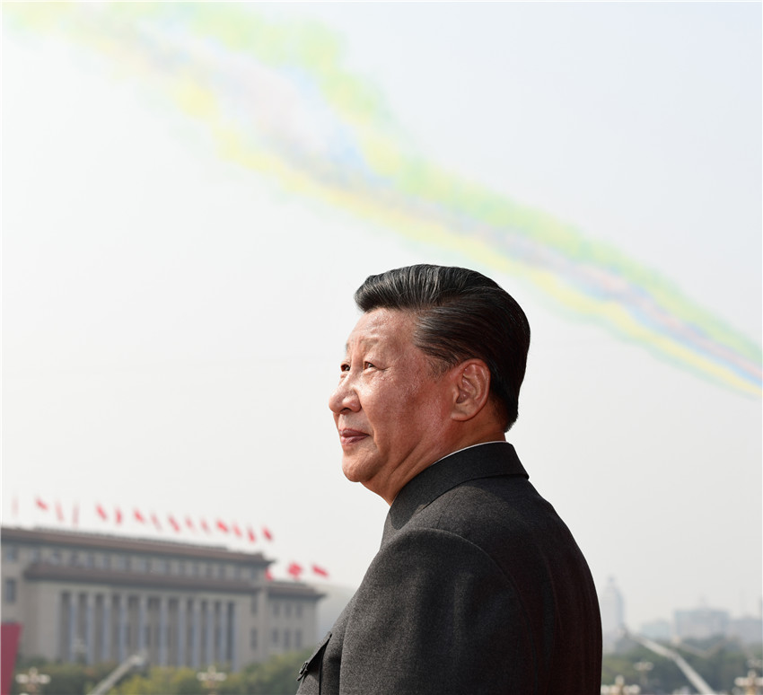 10月1日，慶祝中華人民共和國(guó)成立70周年大會(huì)在北京天安門(mén)廣場(chǎng)隆重舉行。中共中央總書(shū)記、國(guó)家主席、中央軍委主席習(xí)近平發(fā)表重要講話(huà)並檢閱受閱部隊(duì)。這是習(xí)近平在天安門(mén)城樓上。 新華社記者 謝環(huán)馳 攝