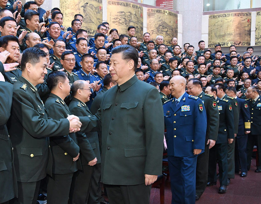 11月27日上午，全軍院校長集訓(xùn)在國防大學(xué)開班。中共中央總書記、國家主席、中央軍委主席習(xí)近平出席開班式並發(fā)表重要講話，代表黨中央和中央軍委，向全軍院校長和軍事教育戰(zhàn)線的同志們致以誠摯問候。這是習(xí)近平親切接見集訓(xùn)班全體學(xué)員。 新華社記者 李剛 攝