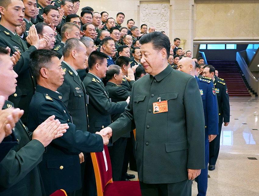 11月8日至10日，中央軍委基層建設(shè)會議在北京召開。中共中央總書記、國家主席、中央軍委主席習(xí)近平出席會議並發(fā)表重要講話。這是習(xí)近平親切接見會議代表。 新華社記者 李剛 攝