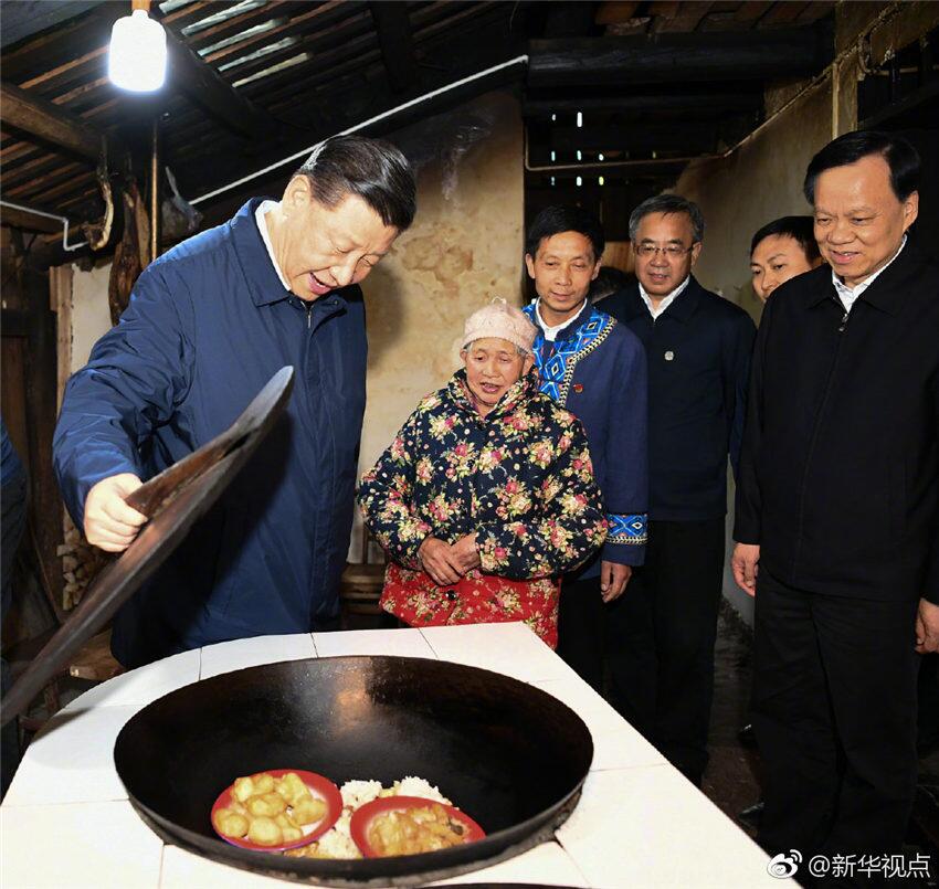 4月15日，中共中央總書記、國家主席、中央軍委主席習(xí)近平在重慶考察調(diào)研。這是在石柱土家族自治縣華溪村，習(xí)近平深入農(nóng)戶家中，實地了解脫貧攻堅工作進(jìn)展和解決“兩不愁三保障”突出問題情況。新華社記者 謝環(huán)馳 攝