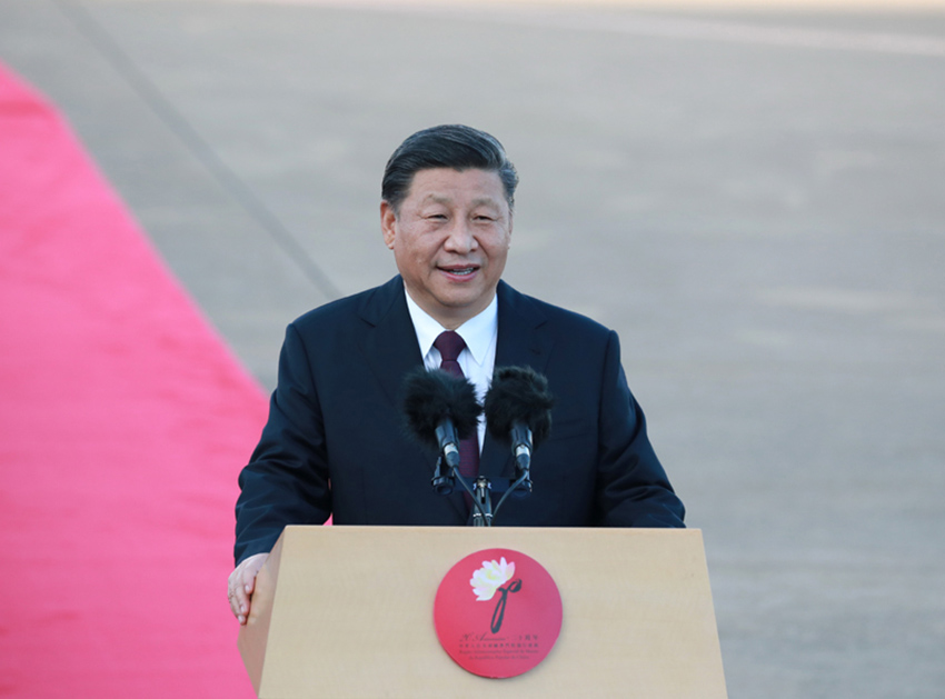 12月18日，中共中央總書記、國家主席、中央軍委主席習(xí)近平乘專機抵達澳門，出席將於20日舉行的慶祝澳門回歸祖國20周年大會暨澳門特別行政區(qū)第五屆政府就職典禮並視察澳門。這是習(xí)近平在機場發(fā)表重要講話。 新華社記者 龐興雷 攝