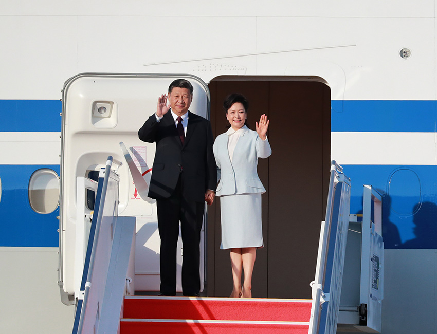 12月18日，中共中央總書記、國家主席、中央軍委主席習近平乘專機抵達澳門，出席將於20日舉行的慶祝澳門回歸祖國20周年大會暨澳門特別行政區(qū)第五屆政府就職典禮並視察澳門。這是習近平和夫人彭麗媛走出艙門，向歡迎人群揮手致意。 新華社記者 龐興雷 攝