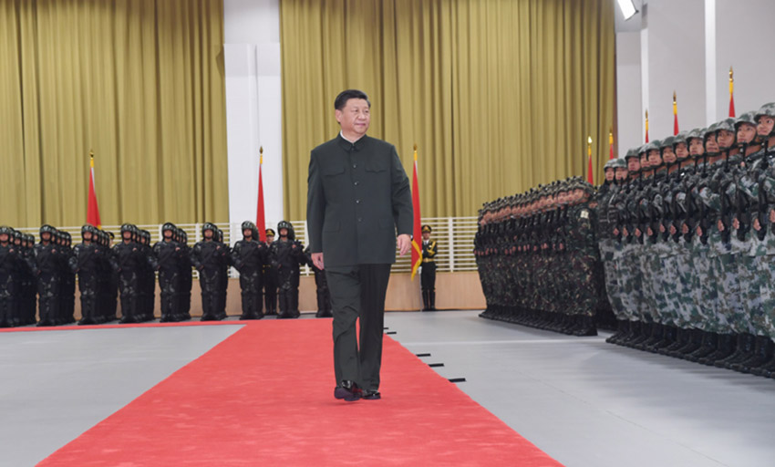 12月20日，中共中央總書記、國家主席、中央軍委主席習(xí)近平視察中國人民解放軍駐澳門部隊，代表黨中央和中央軍委向駐澳門部隊全體官兵致以誠摯的問候。這是習(xí)近平檢閱駐澳門部隊。 新華社記者 李剛 攝