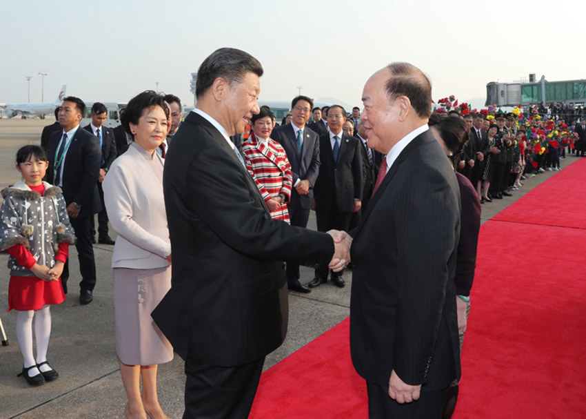 12月20日，中共中央總書記、國家主席、中央軍委主席習(xí)近平圓滿結(jié)束在澳門的各項活動，從澳門乘專機(jī)返回北京。這是歡送儀式上，習(xí)近平同前來送行的澳門特別行政區(qū)行政長官賀一誠握手。 新華社記者 鞠鵬 攝