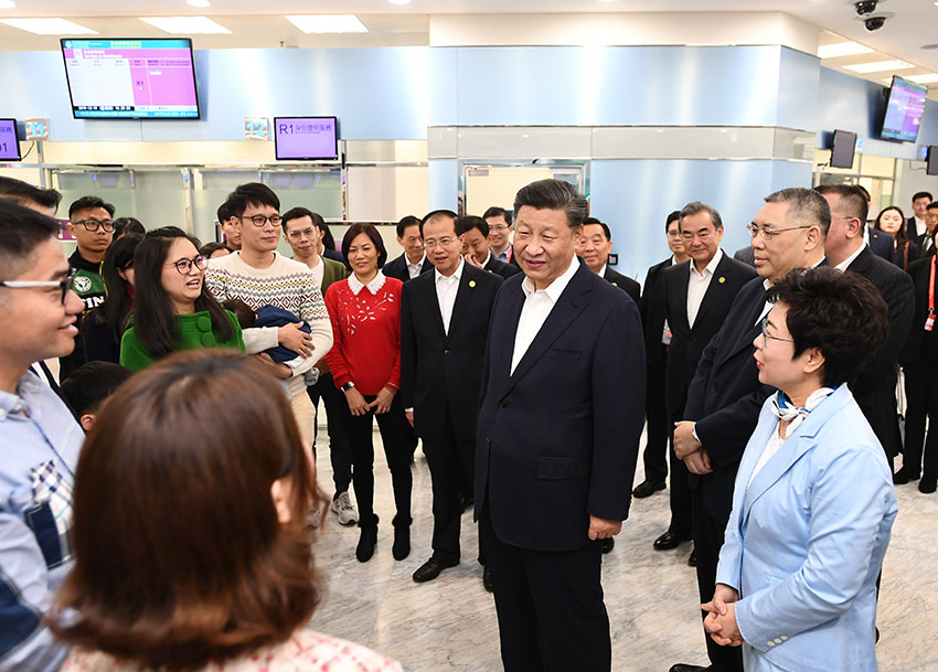 12月19日，國(guó)家主席習(xí)近平在澳門(mén)特別行政區(qū)行政長(zhǎng)官崔世安陪同下，來(lái)到位於澳門(mén)黑沙環(huán)的政府綜合服務(wù)中心和濠江中學(xué)附屬英才學(xué)校，同澳門(mén)市民和師生親切交流。這是習(xí)近平在黑沙環(huán)政府綜合服務(wù)中心同澳門(mén)市民親切交流。 新華社記者 謝環(huán)馳 攝