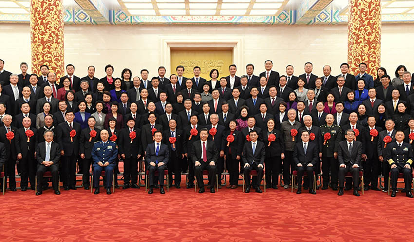 12月16日，黨和國家領(lǐng)導(dǎo)人習(xí)近平、王滬寧、韓正等在北京人民大會堂會見全國離退休干部先進(jìn)集體和先進(jìn)個人代表。 新華社記者 饒愛民 攝
