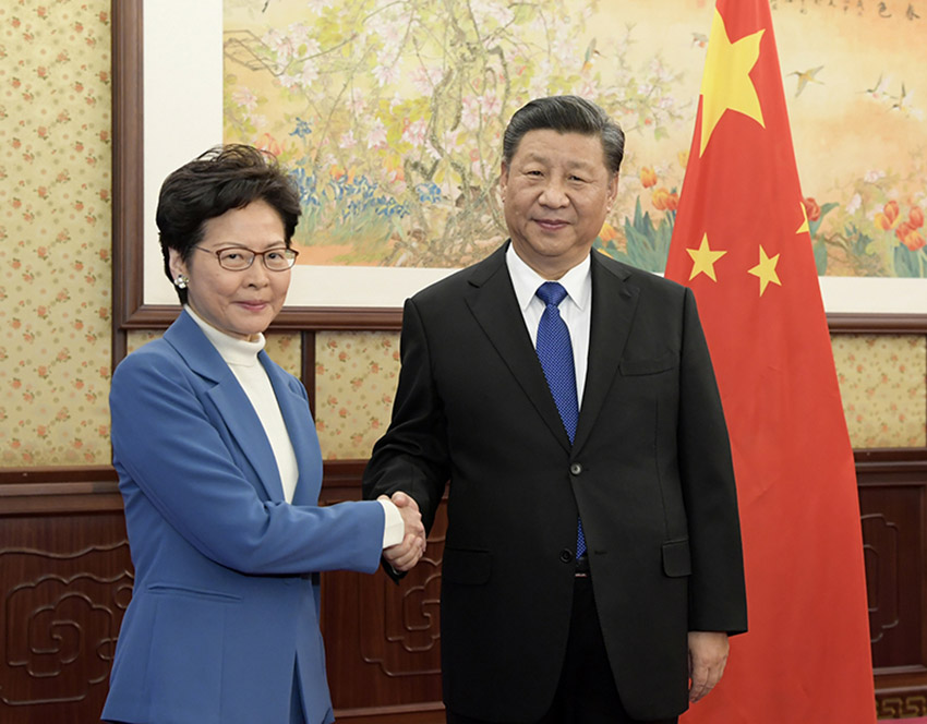 12月16日，國家主席習(xí)近平在中南海會見來京述職的香港特別行政區(qū)行政長官林鄭月娥。 新華社記者 李學(xué)仁 攝