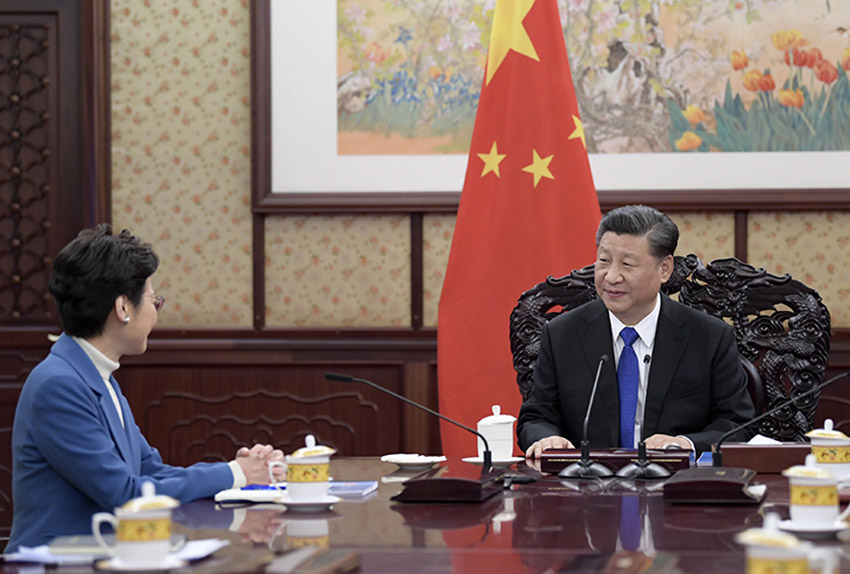 12月16日，國(guó)家主席習(xí)近平在中南海會(huì)見來(lái)京述職的香港特別行政區(qū)行政長(zhǎng)官林鄭月娥。 新華社記者 李學(xué)仁 攝