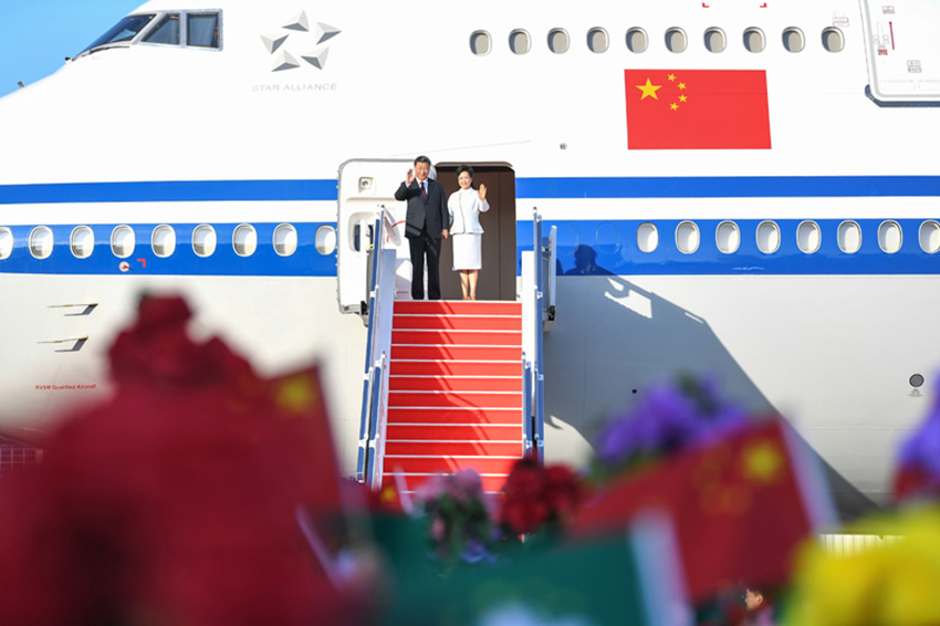 12月18日，中共中央總書記、國家主席、中央軍委主席習(xí)近平乘專機抵達澳門，出席將於20日舉行的慶祝澳門回歸祖國20周年大會暨澳門特別行政區(qū)第五屆政府就職典禮並視察澳門。這是習(xí)近平和夫人彭麗媛走出艙門，向歡迎人群揮手致意。 新華社記者 謝環(huán)馳 攝