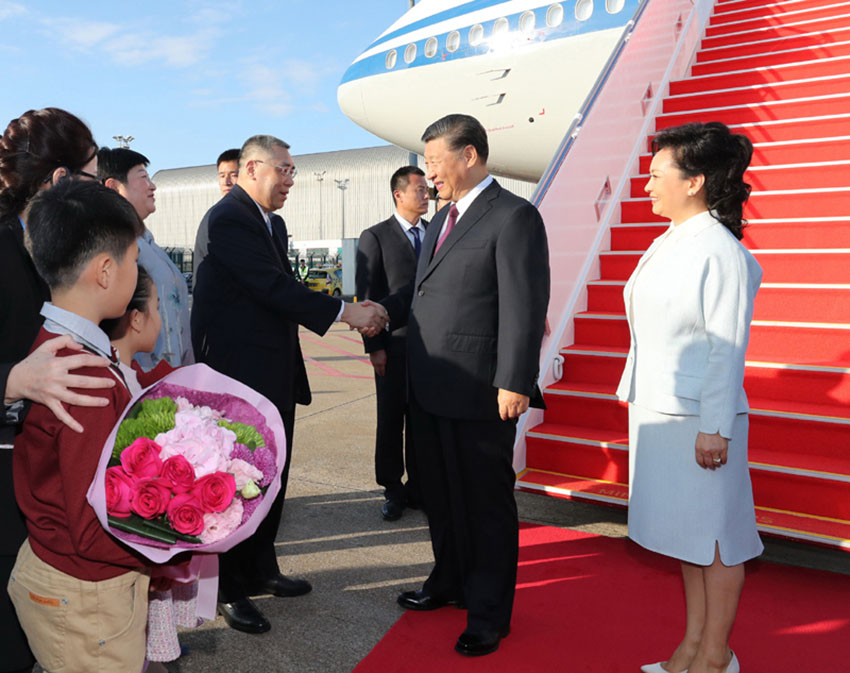 12月18日，中共中央總書(shū)記、國(guó)家主席、中央軍委主席習(xí)近平乘專機(jī)抵達(dá)澳門，出席將於20日舉行的慶祝澳門回歸祖國(guó)20周年大會(huì)暨澳門特別行政區(qū)第五屆政府就職典禮並視察澳門。這是習(xí)近平同前來(lái)機(jī)場(chǎng)迎接的澳門特別行政區(qū)行政長(zhǎng)官崔世安親切握手。 新華社記者 鞠鵬 攝