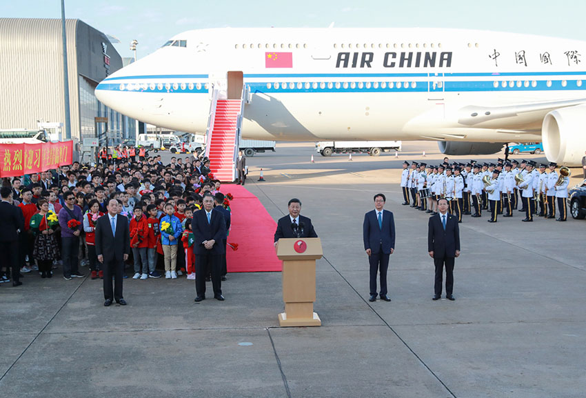 12月18日，中共中央總書記、國(guó)家主席、中央軍委主席習(xí)近平乘專機(jī)抵達(dá)澳門，出席將於20日舉行的慶祝澳門回歸祖國(guó)20周年大會(huì)暨澳門特別行政區(qū)第五屆政府就職典禮並視察澳門。這是習(xí)近平在機(jī)場(chǎng)發(fā)表重要講話。 新華社記者 龐興雷 攝