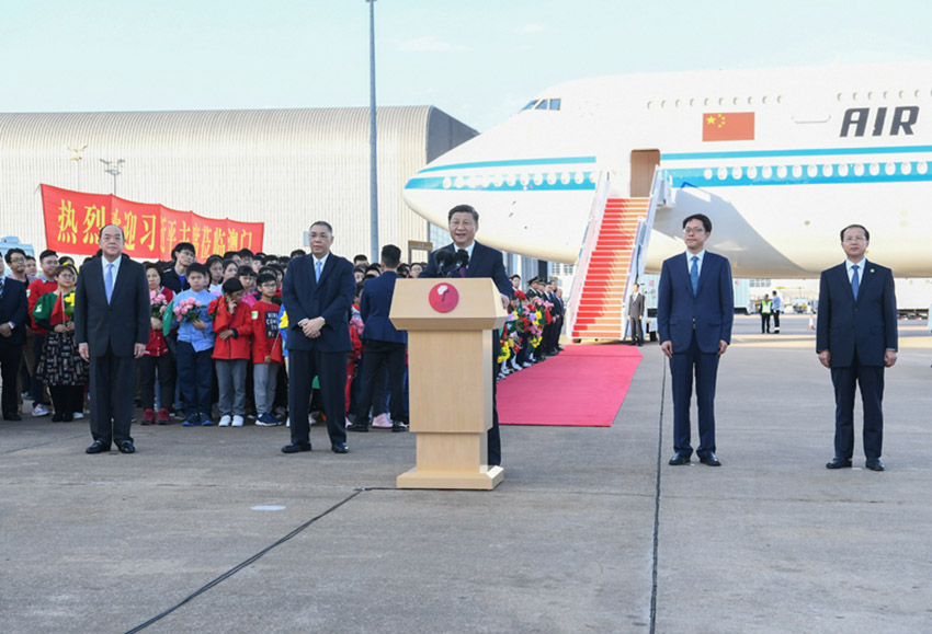 12月18日，中共中央總書記、國家主席、中央軍委主席習近平乘專機抵達澳門，出席將於20日舉行的慶祝澳門回歸祖國20周年大會暨澳門特別行政區(qū)第五屆政府就職典禮並視察澳門。這是習近平在機場發(fā)表重要講話。 新華社記者 謝環(huán)馳 攝